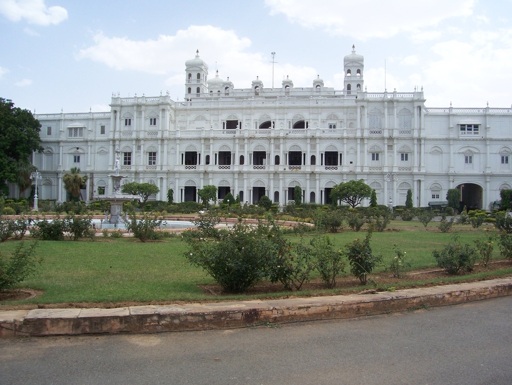 https://d3r8gwkgo0io6y.cloudfront.net/upload/jaivilas palace1.jpg
